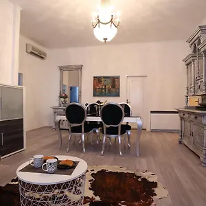 Papalic Palace Apartment